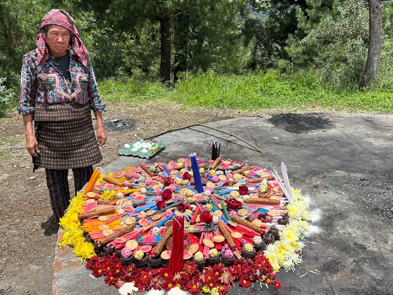 Der vorbereitete Altar für eine Maya-Feuerzeremonie