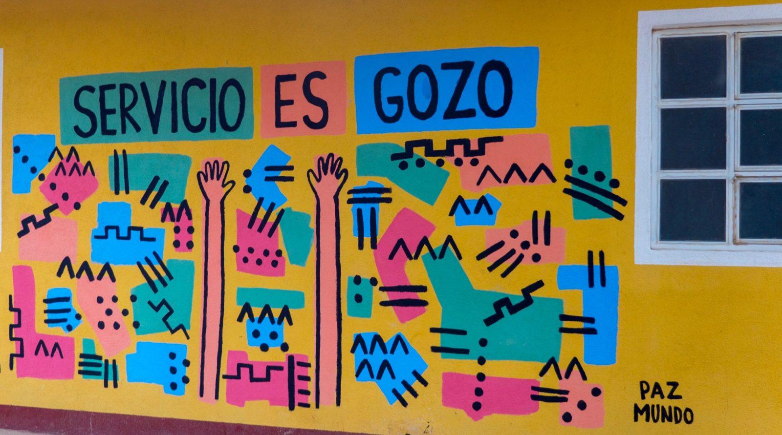 Wandbild am Hospital: „Servicio es gozo“ — Dienen ist Freude