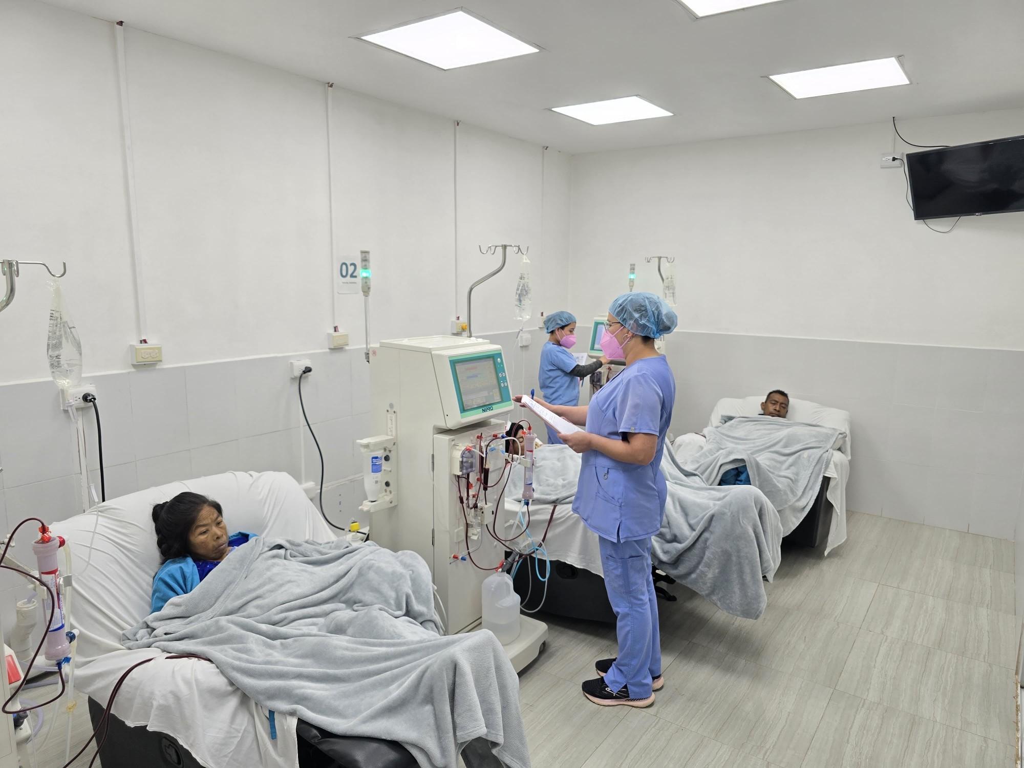 Dialysestation im Hospital Paz Mundo: Pflegerinnen betreuen Patientinnen und Patienten an den Dialysegeräten