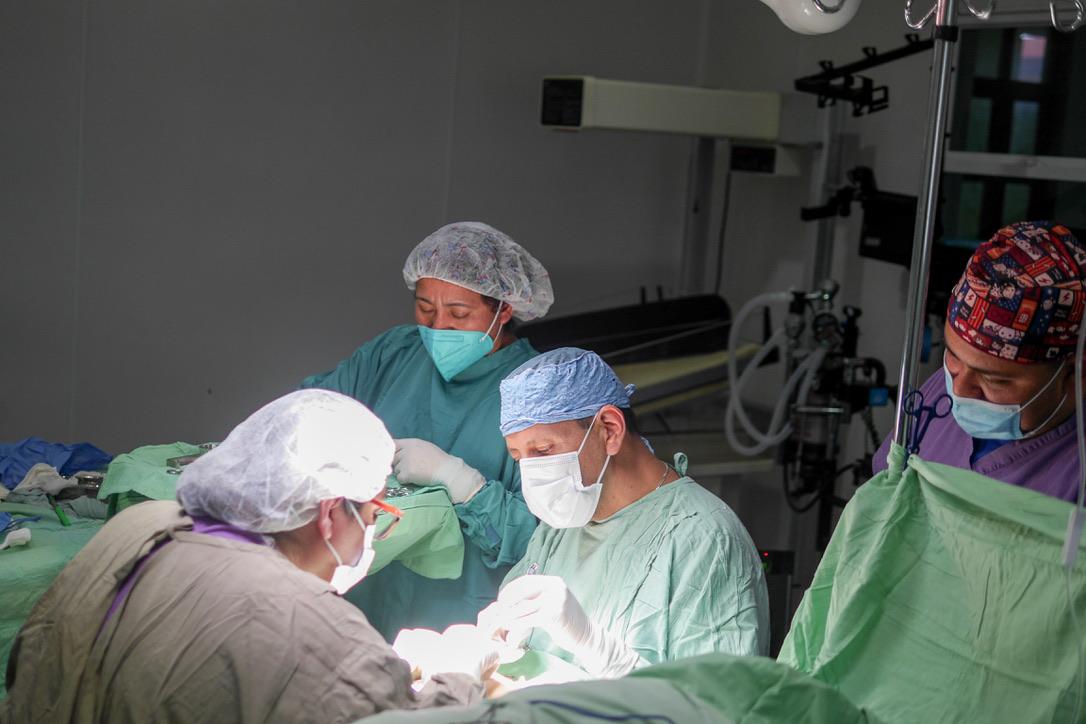 Ein Chirurg und sein Team bei einer Operation im Operationssaal des Hospitals