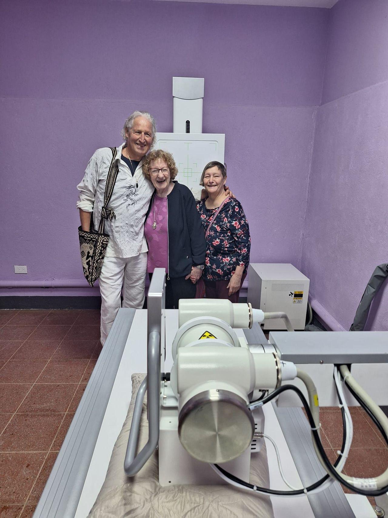 Denise Rauber und Omrael Norbert Muigg mit einer Mitarbeiterin im neuen Röntgenraum